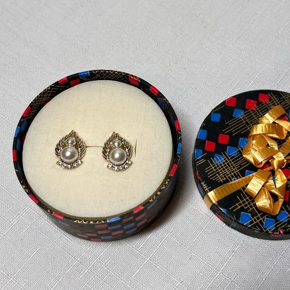 Vintage JEREE MONTIER Pearl & Crystal earrings. Pierced earrings
NEW